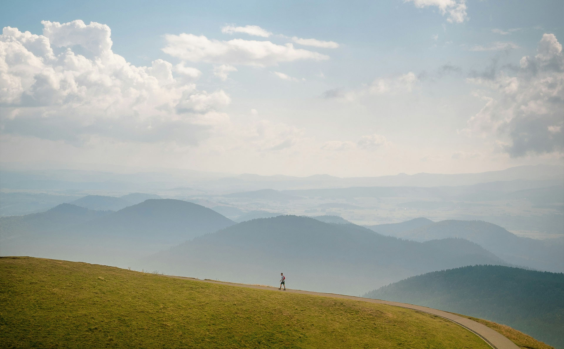 Wanderweg durch die Berglandschaft im Allgäu mit Panorama