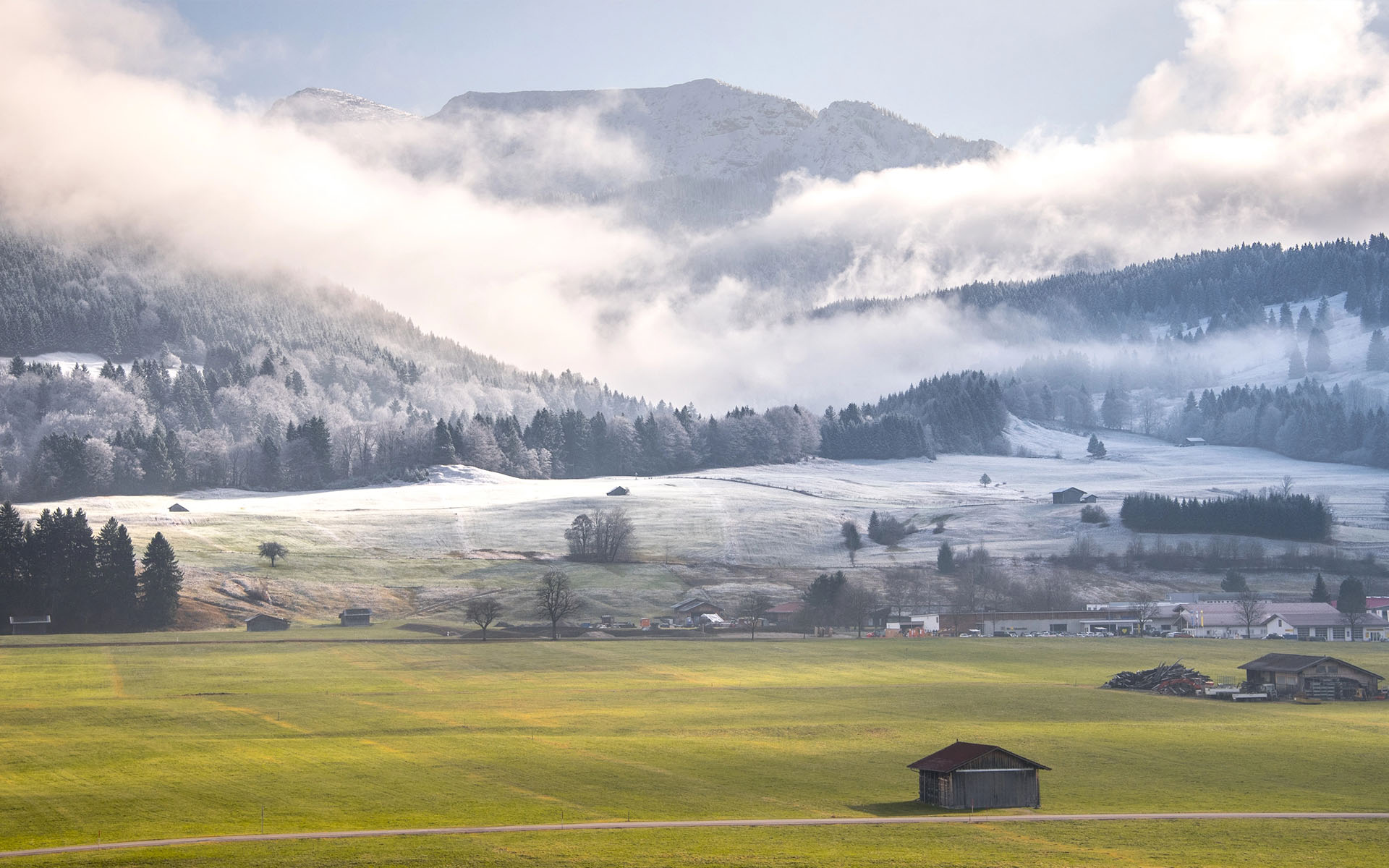 Weite Allgäuer Landschaft mit Wiesen, Bergen und Nebel