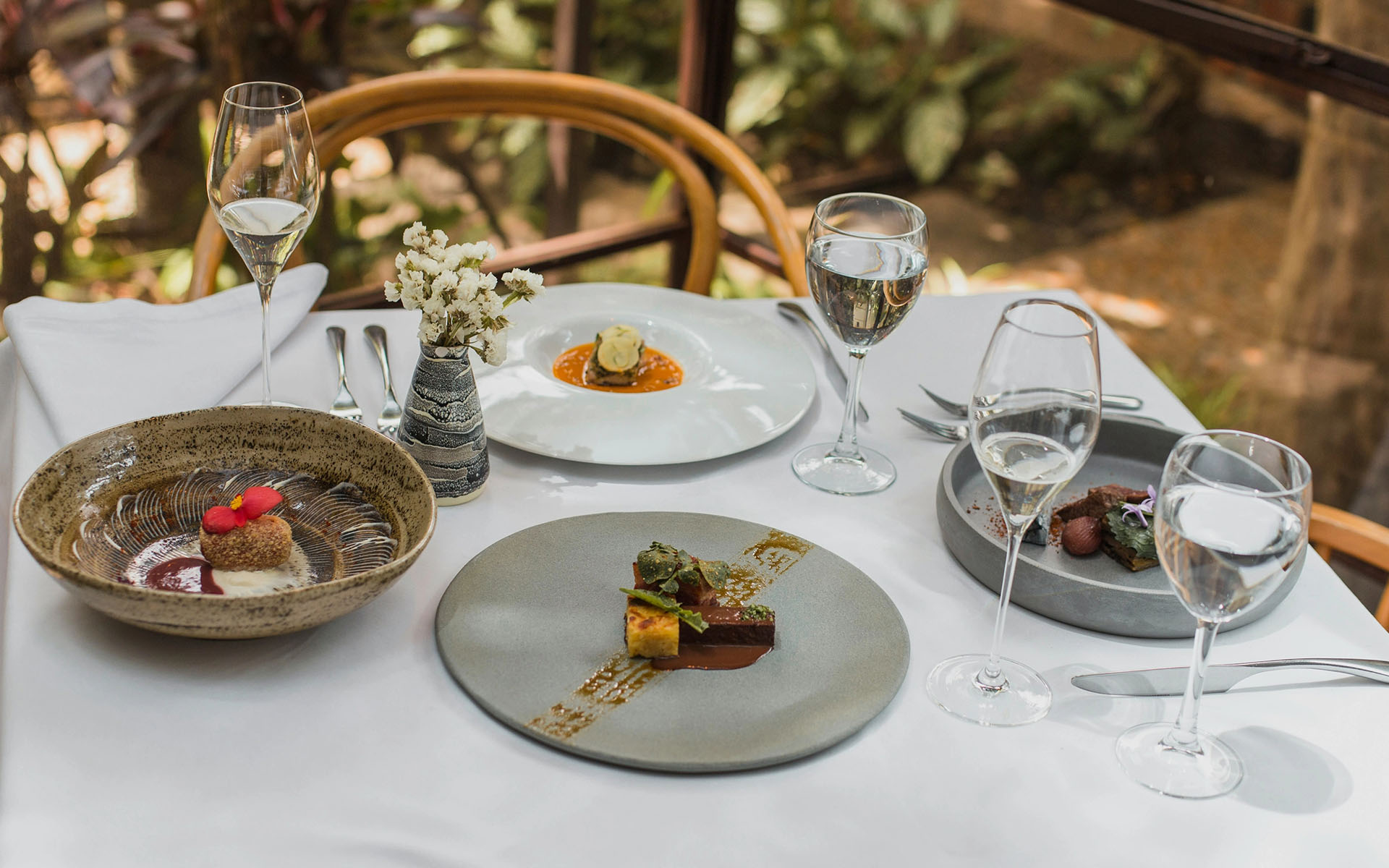 Fine Dining Tisch im Restaurant Fanny mit mehreren Gängen