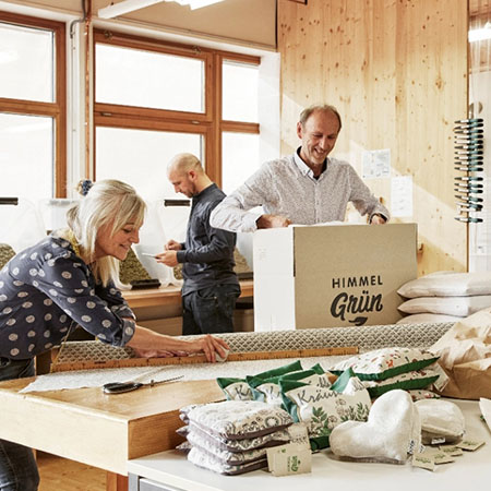 Mitarbeiter verpacken Naturprodukte in einer Manufaktur