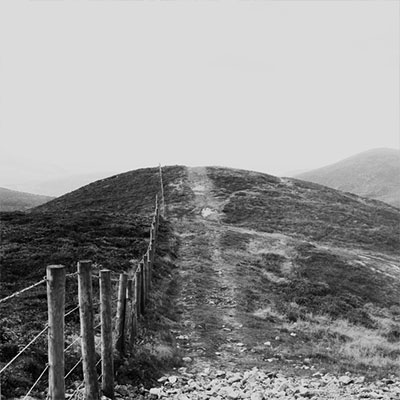 Historischer Bergweg mit Zaun in den Allgäuer Bergen