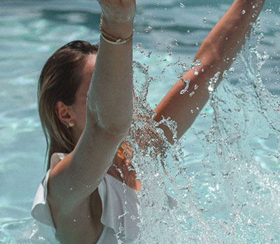 Frau bewegt sich spielerisch im Wasser