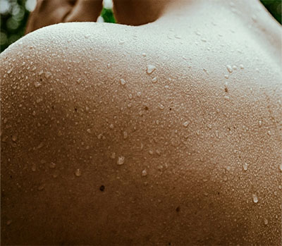 Haut mit Wassertropfen nach der Sauna