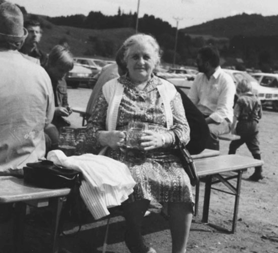 Historisches Schwarzweißfoto einer Frau bei einem Ausflug