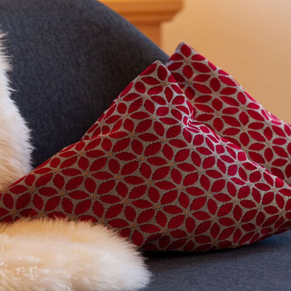 Nahaufnahme eines dekorativen roten Kissens auf einem Sofa