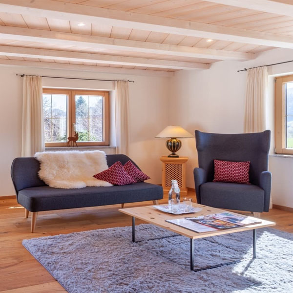 Heller Wohnbereich mit Sofa, Sessel und Couchtisch