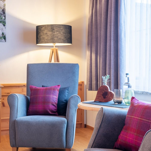 Sitzbereich mit Sessel, Tisch und Stehlampe