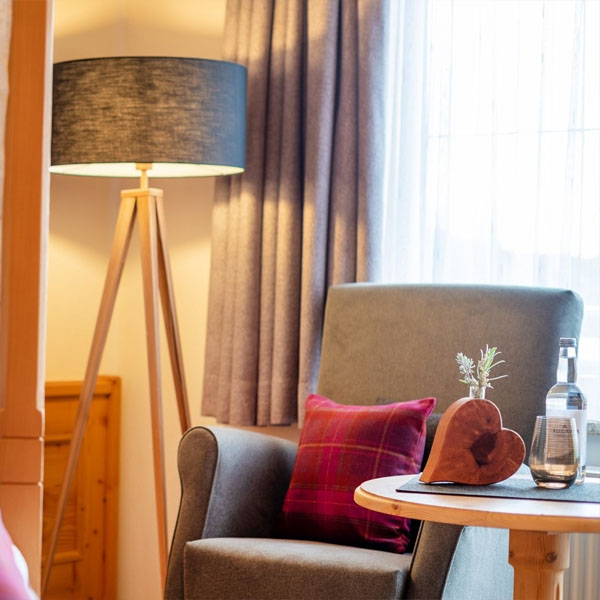 Gemütliche Sitzecke mit Sessel, Tisch und Dekoration