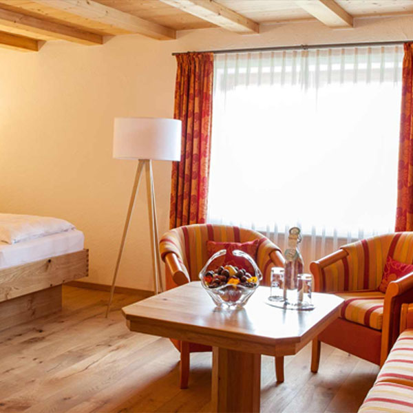 Modernes Doppelzimmer mit Bett und minimalistischem Design
