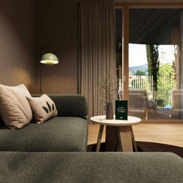 Sitzbereich mit Sofa, Tisch und Balkonblick