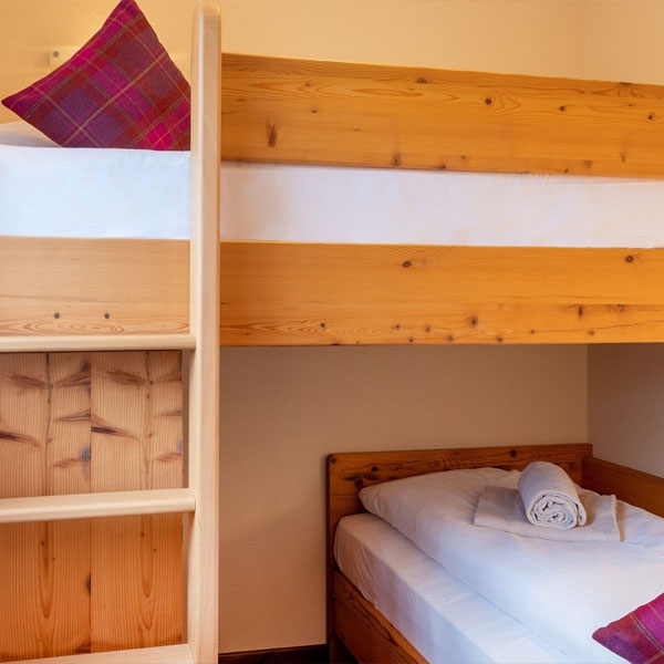 Familienzimmer mit Hochbett und zusätzlichem Schlafplatz