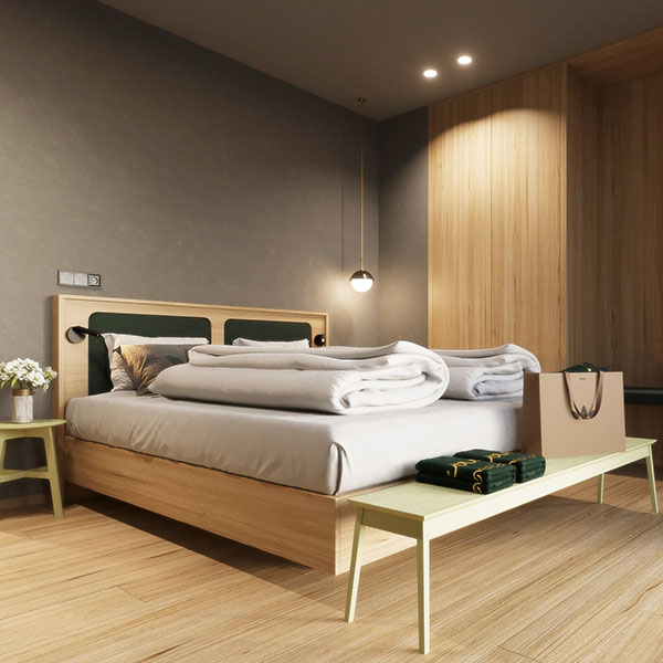 Großzügiges Schlafzimmer mit Doppelbett und warmem Licht