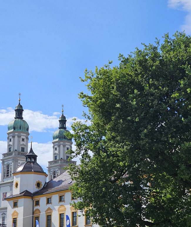 Basilika St. Lorenz in Kempten mit Kirchtürmen und blauem Himmel