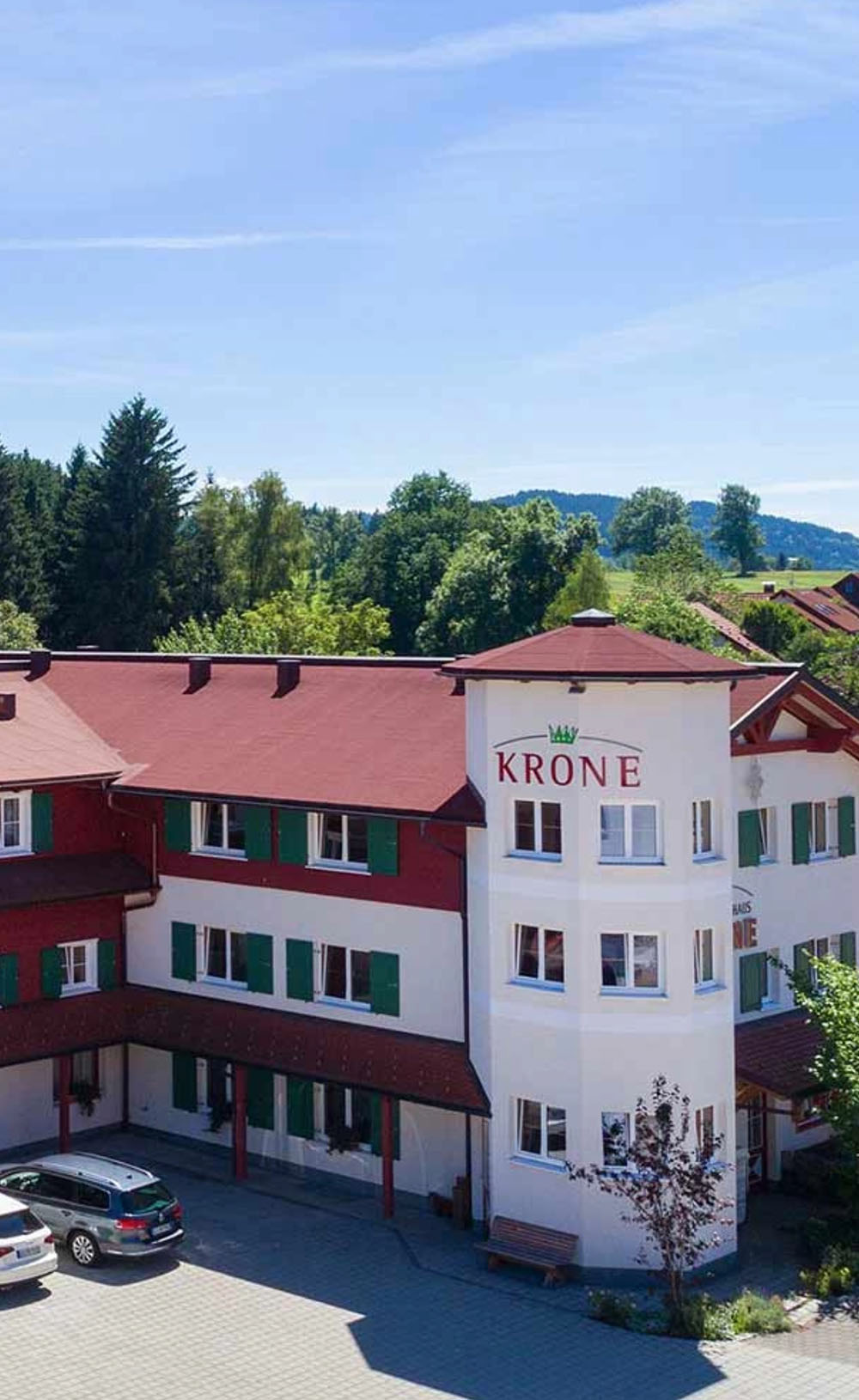 Außenansicht des Hotels Fanny im Allgäu mit Terrasse
