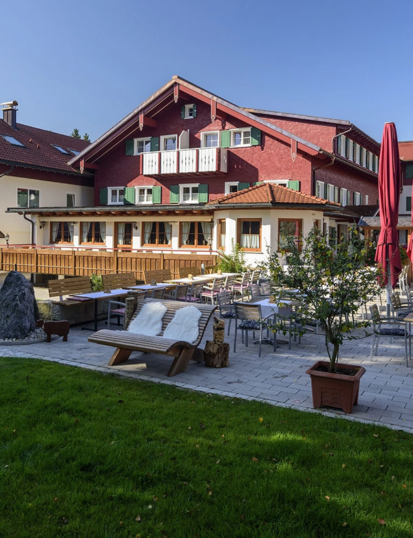 Eingang und Außenansicht des Hotels Fanny im Allgäu