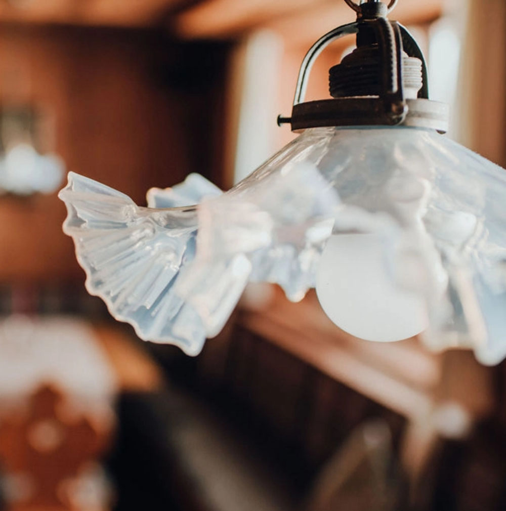 Detail einer historischen Lampe im Gastraum des Hotels Fanny
