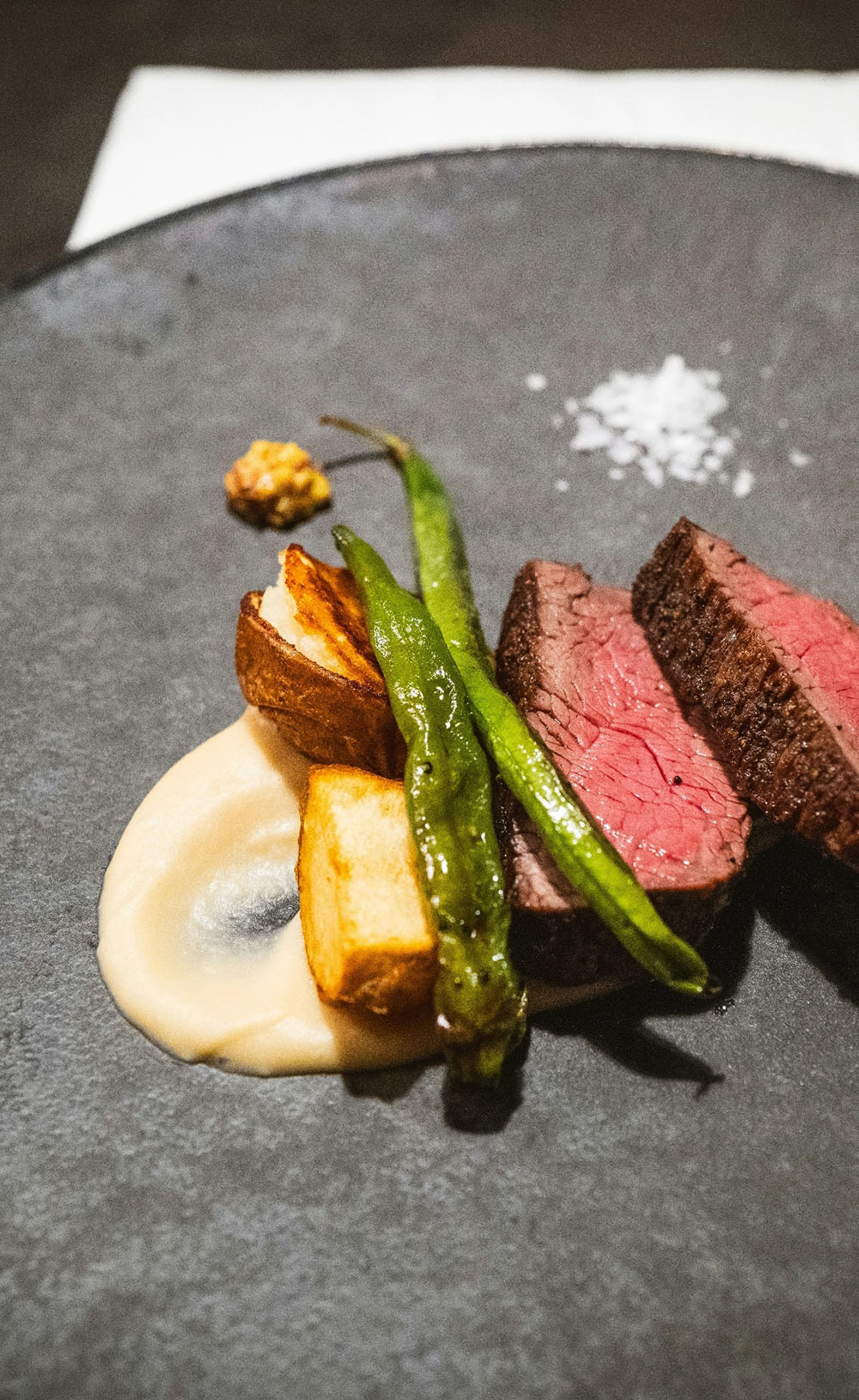 Detail eines Fleischgerichts mit Gemüse und Sauce im Restaurant Fanny