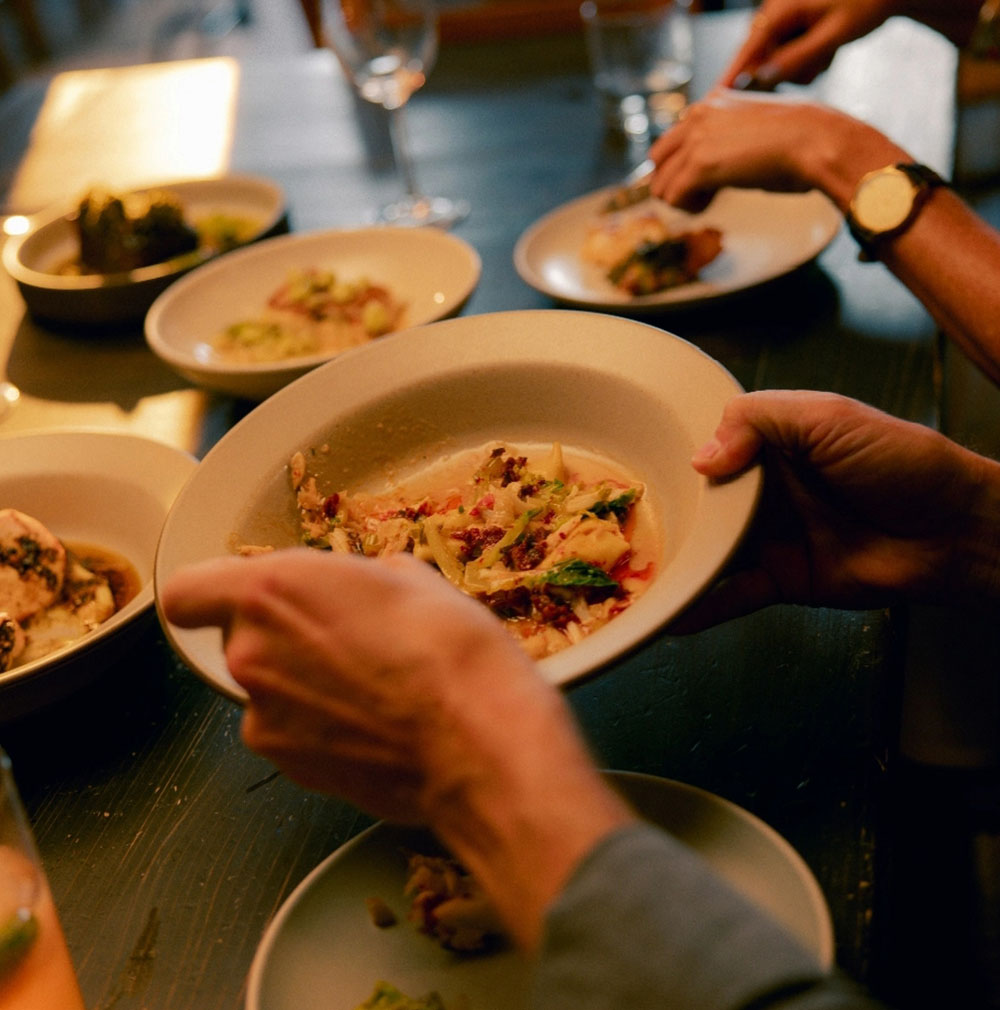 Freunde genießen gemeinsames Abendessen im Restaurant Fanny