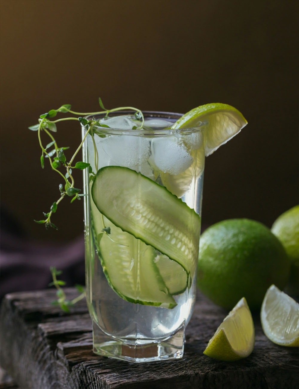 Erfrischendes Wasser mit Gurke und Limette