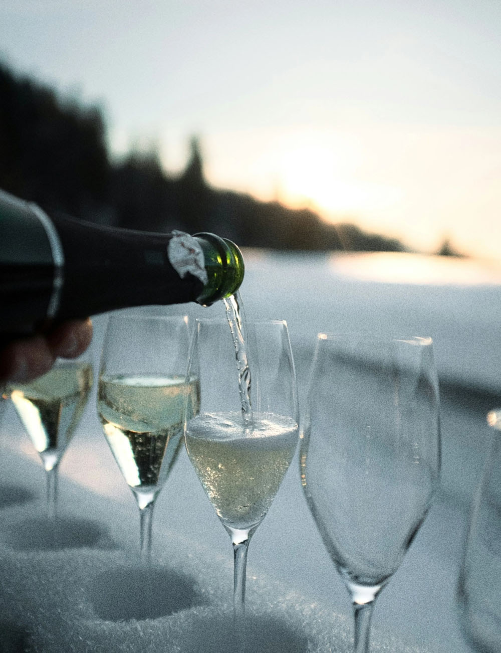 Sektgläser im Schnee bei winterlicher Stimmung