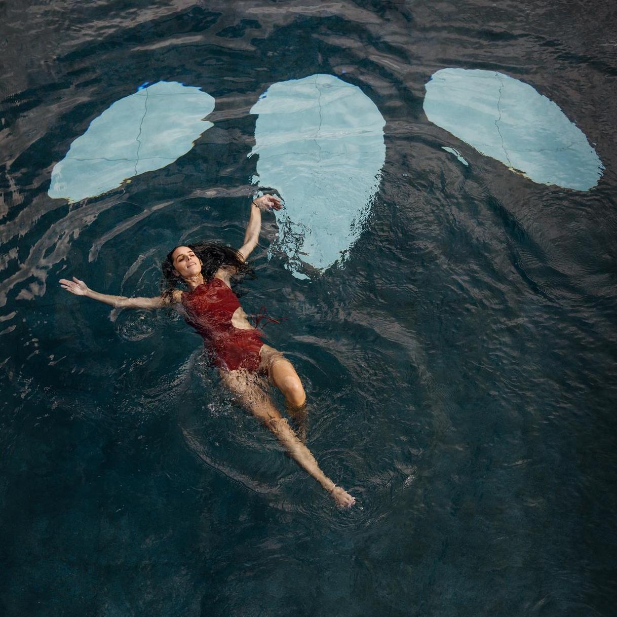 Frau_im_Pool_