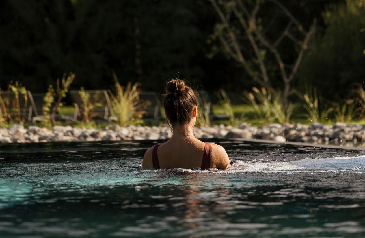 Außenpool-Frau-schwimmt-Spa-KraftquelleFANNY-Wellnesshotel-Allgaeu