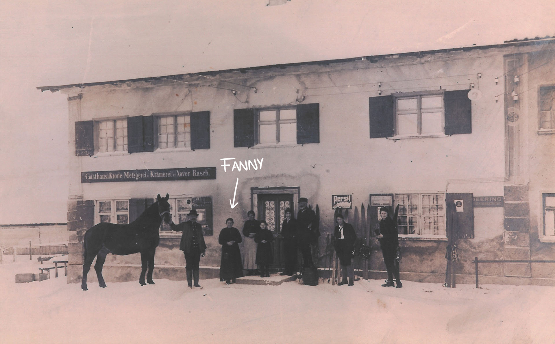 Historische Außenansicht des Gasthauses Krone mit Familie und Pferd vor dem Gebäude