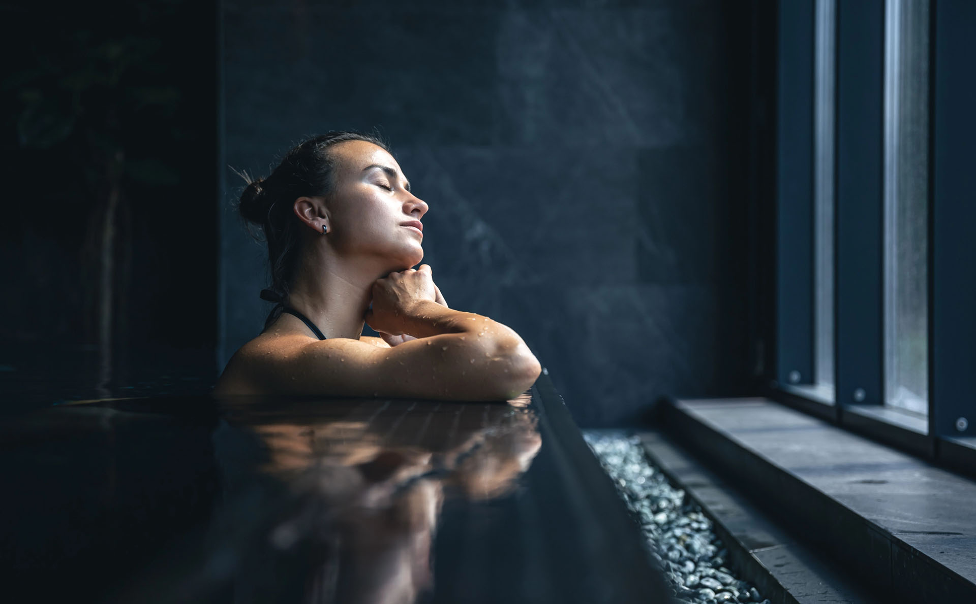 Frau entspannt im Spa-Pool mit Blick aus dem Fenster
