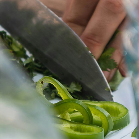 Frisches Gemüse wird in der Küche geschnitten