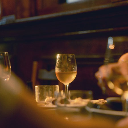 Weinglas auf einem gedeckten Tisch im Restaurant