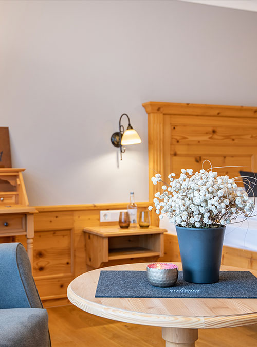 Gemütliches Familienzimmer mit Holzmöbeln